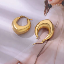 Cargar imagen en el visor de la galería, C Shaped Hoop Vintage Chunky Round Earring for Women Jewelry

