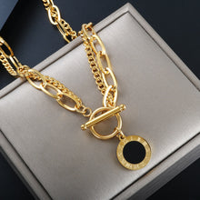 Lade das Bild in den Galerie-Viewer, Roman Numerals Black Shell Pendant necklace
