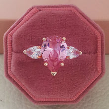 Lade das Bild in den Galerie-Viewer, Pear Cut Gold Color Pink Designer Ring for Women
